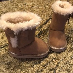 Baby girl tan boots with fur lining and Gold trim